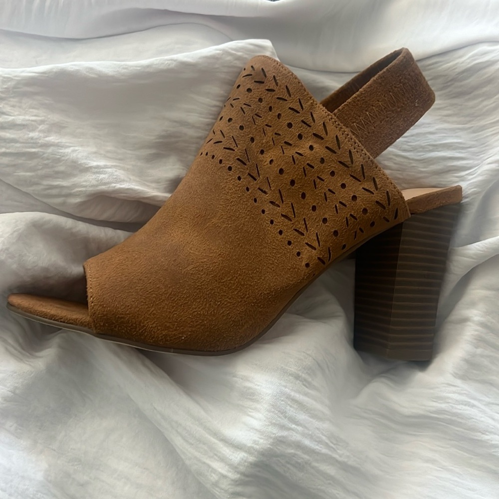 OXO BROWN SUEDE OPEN-TOE HEELS. NEW NEVER WORN. SIZE 8. Super Cute 🥰